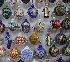 samarcanda. uzbequistão. 07 de abril de 2022. loja de souvenirs. decoração de natal pintada em padrões tradicionais uzbeques. foto