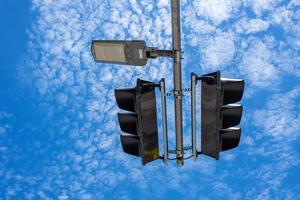 semáforos de tráfego terrestre e fundo de céu azul foto