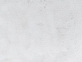 superfície áspera da parede branca com marcas sujas. modelo de design, fundo de papel de parede, capa de livro, site. foto