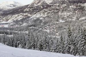 bela paisagem de inverno norueguês da pista de esqui no vale de hemsedal buskerud noruega,cartão postal sazonal,papel de parede,impressão para tela,design da capa foto