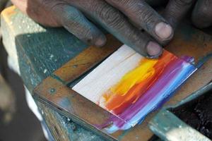 homem pintando com a mão foto