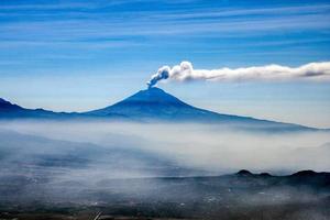 Vulcão Popocatepetl em erupção após terremoto no México foto