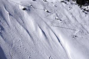 deslizamento de neve avalanche nas montanhas dolomitas foto