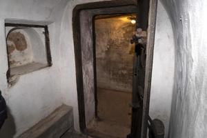 porta antiga do bunker histórico em roma foto
