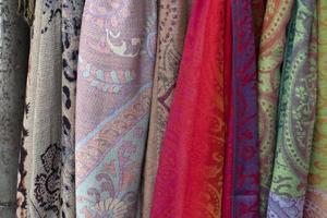 tecido de roupas árabes em uma loja foto