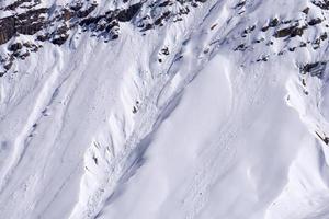 deslizamento de neve avalanche nas montanhas dolomitas foto