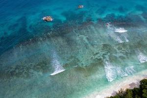 ondas no recife no paraíso das seychelles praia drone aéreo panorama paisagem foto
