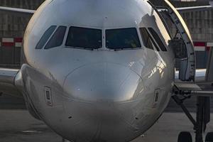 detalhe do nariz do avião estacionado antes de decolar foto