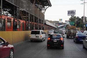 cidade do méxico, méxico - 18 de março de 2018 - capital da metrópole mexicana tráfego congestionado foto