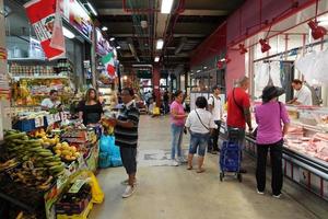 florença, itália - 1 de setembro de 2018 - pessoas comprando no mercado da cidade velha foto