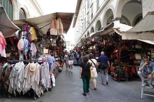 florença, itália - 1 de setembro de 2018 - pessoas comprando no mercado de couro da cidade velha foto