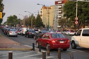 cidade do méxico, méxico - 18 de março de 2018 - capital da metrópole mexicana tráfego congestionado foto
