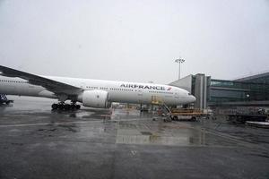 paris, frança - 19 de março de 2018 - aeroporto de paris coberto pela neve foto