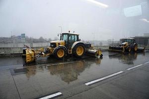 paris, frança - 19 de março de 2018 - aeroporto de paris coberto pela neve foto