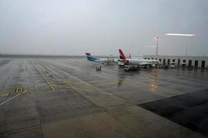 paris, frança - 19 de março de 2018 - aeroporto de paris coberto pela neve foto