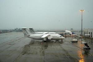 paris, frança - 19 de março de 2018 - aeroporto de paris coberto pela neve foto