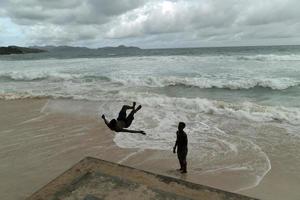 mahe, seychelles - 13 de agosto de 2019 - jovens crioulos se divertindo na praia foto