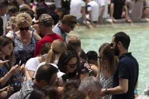 roma, itália - 15 de junho de 2019 - turista tirando selfie na fontana di trevi foto