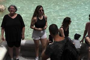 roma, itália - 15 de junho de 2019 - turista tirando selfie na fontana di trevi foto