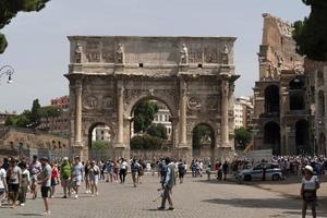 roma, itália - 14 de junho de 2019 - coliseu e caminhos romanos estão cheios de turistas foto