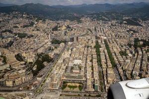 paisagem urbana de vista aérea de gênova durante o pouso foto