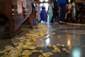 casamento casamento igreja decoração com flores foto