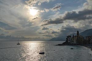 camogli, liguria, itália pitoresca vila de pescadores ao pôr do sol foto