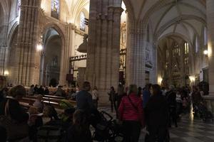 murcia, espanha - 25 de março de 2019 - mãe e filhos esperando a bênção da virgen de la fuensanta foto