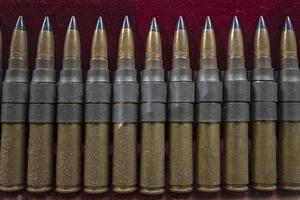 muitas balas de armas de guerra fecham em vermelho foto