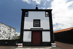 aldeia do lajido ilha do pico açores lava negra casas janelas vermelhas foto