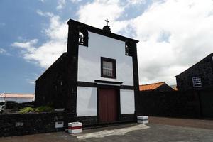 aldeia do lajido ilha do pico açores lava negra casas janelas vermelhas foto