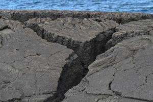 campo de lava pico açores pelo detalhe do mar foto