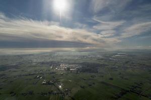 neblina e nuvens vista aérea da área de amsterdã foto