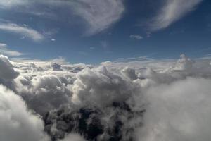 céu nublado da janela do avião durante o vôo foto