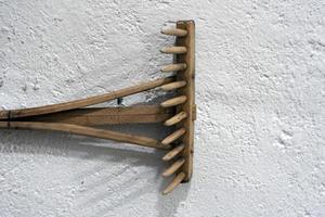 ferramenta de ancinho de madeira velha foto