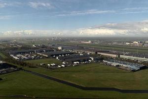 edifício do aeroporto schiphol amsterdã e vista aérea da área de operação após a decolagem foto