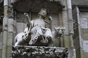 detalhe da catedral da cúpula de regensburg no local da unesco na alemanha foto