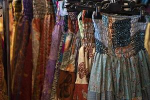 roupas da índia no mercado para venda foto