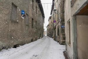 bormio vila medieval valtellina itália sob a neve no inverno foto