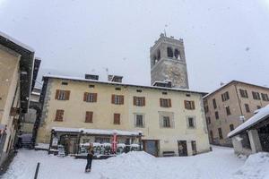 bormio vila medieval valtellina itália sob a neve no inverno foto