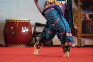 detalhe do pé de dança tradicional da índia foto