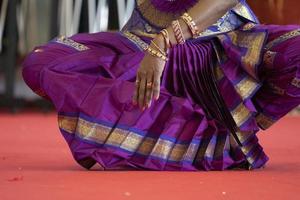 detalhe do pé de dança tradicional da índia foto