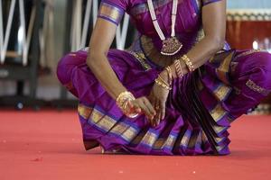 detalhe do pé de dança tradicional da índia foto