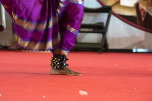 detalhe do pé de dança tradicional da índia foto