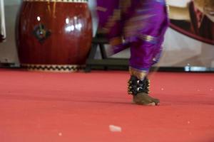 detalhe do pé de dança tradicional da índia foto