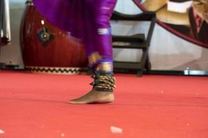 detalhe do pé de dança tradicional da índia foto