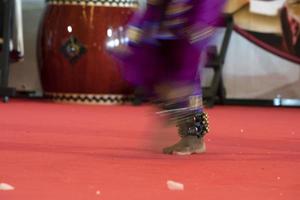 detalhe do pé de dança tradicional da índia foto