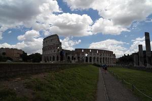 Roma, Itália - 10 de junho de 2018 - turistas tirando fotos e selfies no colosseo