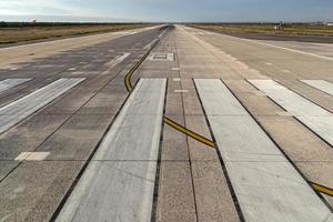 pequena pista de pouso do aeroporto foto