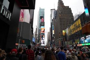 nova york, eua - 25 de maio de 2018 - times square cheio de pessoas foto